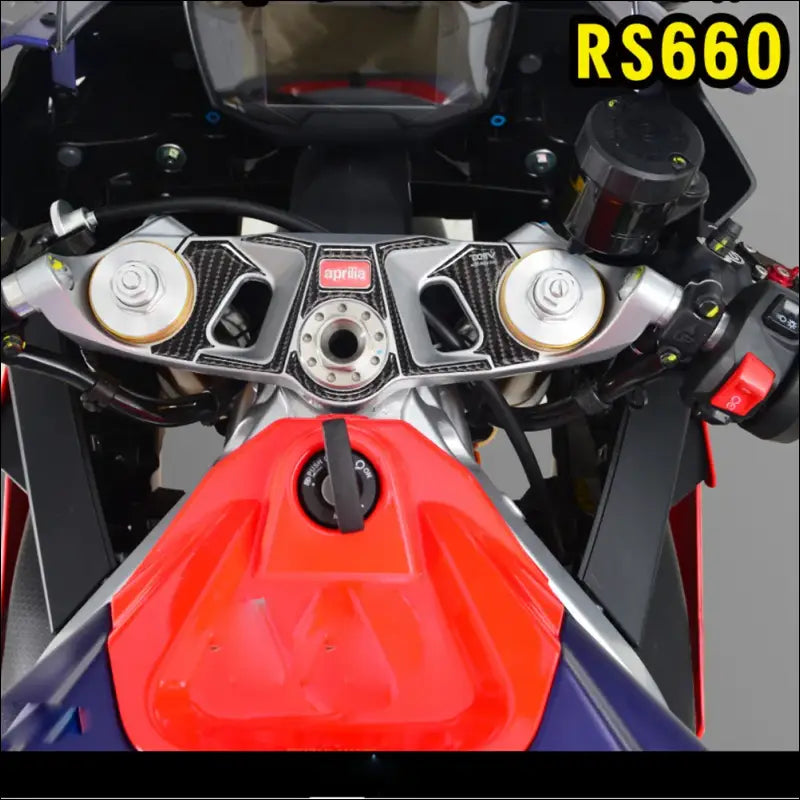 Carbon-Optik Gabelbrücken Dekorfolie für Aprilia RS 660 | Schutzaufkleber & Emblem-Dekor - Standard / carbon
