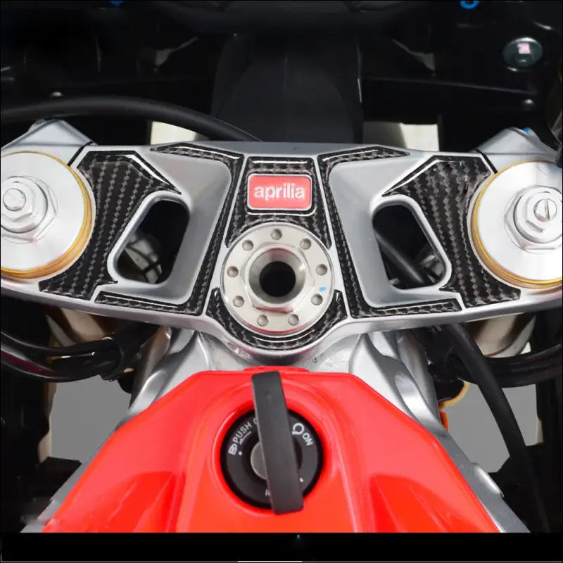 Carbon-Optik Gabelbrücken Dekorfolie für Aprilia RS 660 | Schutzaufkleber & Emblem-Dekor - Standard / carbon
