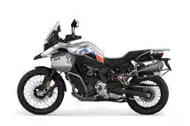 BMW F 850 GS Adventure-Motorrad in Schwarz und Grau mit orangefarbenen Akzenten.