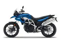 BMW F700GS-Motorrad in Blau und Schwarz mit sportlichem Design.