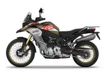 BMW F850GS Adventure-Motorrad mit schwarz-silbernem Farbschema.