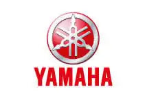 Rotes und silbernes Yamaha-Logo mit drei gekreuzten Stimmgabeln in einem kreisförmigen Design.