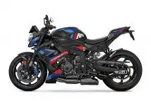 Elegantes schwarzes BMW S1000RR-Sportbike mit roten und blauen Rennstreifen.