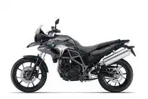 Schwarzes BMW F700GS Abenteuer-Motorrad mit Dual-Sport-Styling.