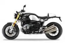 Schwarzes und goldenes BMW R nineT Motorrad mit einem metallischen Auspuffsystem.