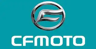 In Chromoptik gestaltetes Logo von CFMOTO mit dem Unternehmensnamen in weißem Text darunter.