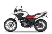 Weiße und rote BMW G 310 GS Motorrad mit schwarzen Akzenten.